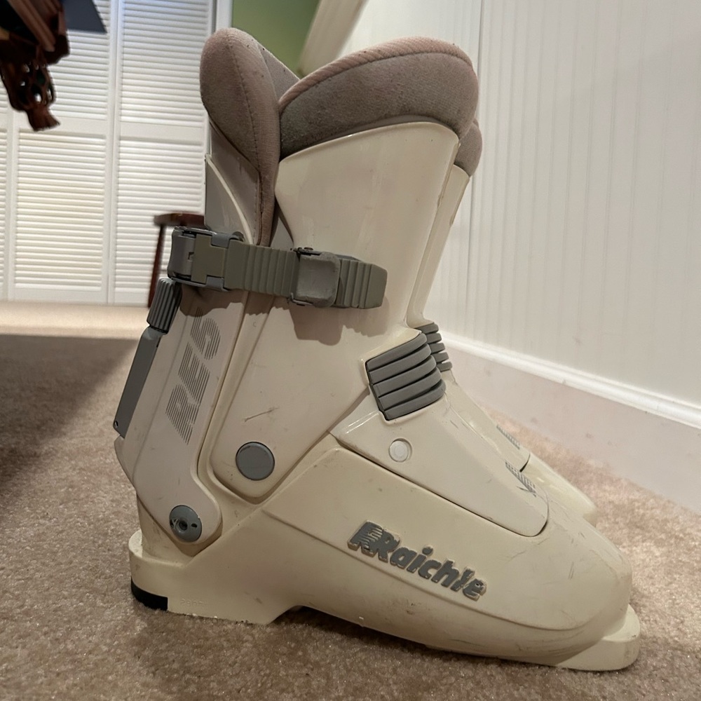 Woman’s Size 8 Ski Boots.